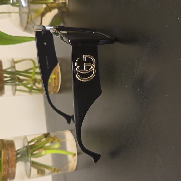 Womens Gucci Sunglasses. Black with case, cleaning cloth and Box - Picture 2 of 9